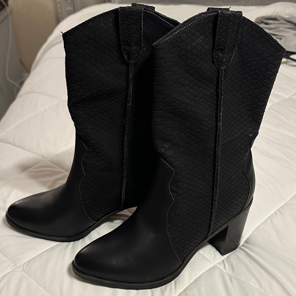 MIA Black Textured Heeled Boots